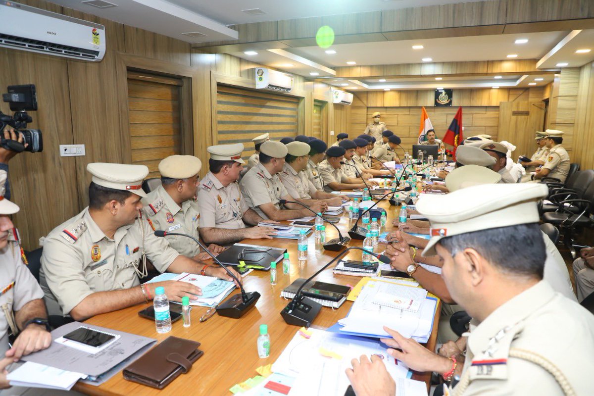 DCPSEastDelhi's tweet photo. Shri. Sanjay Arora, IPS, Commissioner of Police, Delhi visited #SouthEastDistrict on 01/09/2022, to interact with Police Officers and to felicitate, those who excelled in their fields and have an in depth overview of the sensitive &amp; important cases. 

@DelhiPolice
@CPDelhi https://t.co/HZZjWeKNek