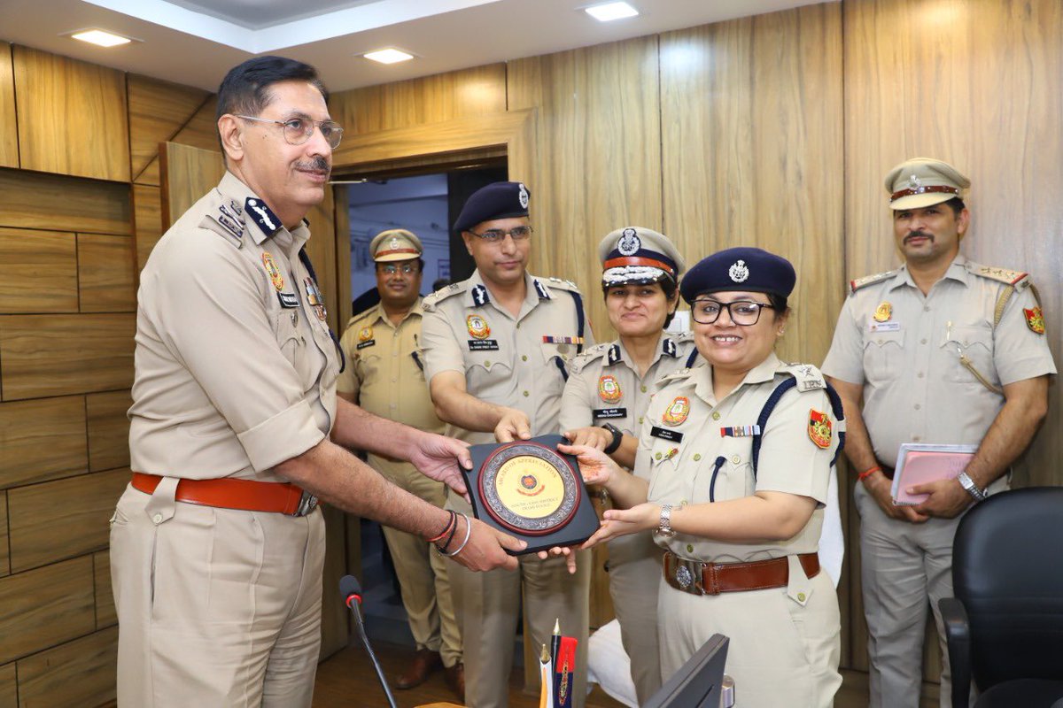 DCP South East Delhi (@dcpseastdelhi) on Twitter photo Shri. Sanjay Arora, IPS, Commissioner of Police, Delhi visited #SouthEastDistrict on 01/09/2022, to interact with Police Officers and to felicitate, those who excelled in their fields and have an in depth overview of the sensitive & important cases.
<a href="/DelhiPolice/">Delhi Police</a>
<a href="/CPDelhi/">CP Delhi #DilKiPolice</a> Shri. Sanjay Arora, IPS, Commissioner of Police, Delhi visited #SouthEastDistrict on 01/09/2022, to interact with Police Officers and to felicitate, those who excelled in their fields and have an in depth overview of the sensitive & important cases.
<a href="/DelhiPolice/">Delhi Police</a>
<a href="/CPDelhi/">CP Delhi #DilKiPolice</a>