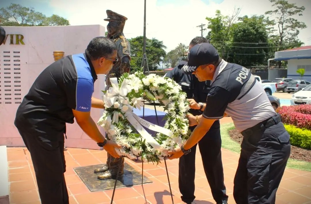 ConapolPMA's tweet photo. Hoy 020922 CONAPOL en su 2do. Aniversario, rendió honor en la de Policía Nacional , con una entrega de homenaje floral, al monumento de las unidades de esta digna entidad que ofrendaron sus vidas por por nuestro país. Además, sillas de ruedas a personal que las necesitaban. https://t.co/2QAGrUUoKa