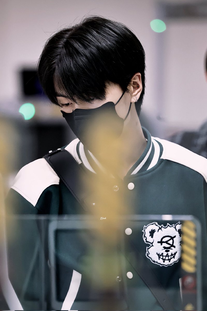 JONGSEONGIN's tweet photo. We have arrived safely in Japan! Thank you for giving us such a warm welcome into the country, everyone. We'll see you all later at &amp;AUDITION  - The Howling's final episode today. 👋🏻 https://t.co/nxxXYDHNrM