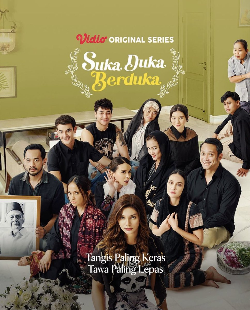 TarizSolis's tweet photo. Puas banget nonton 'Suka Duka Berduka'. Salah satu series paling asyik yg pernah kutonton. Puaaasss!!!

Nyeritain acara tahlilan yg menguak kebobrokan satu keluarga gara-gara saling berebut warisan, series ini terasa makin kocak, heboh &amp; mengharukan seiring bertambahnya episode. https://t.co/Q4nyACRmyQ