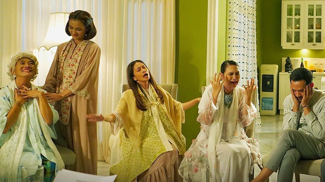 TarizSolis's tweet photo. Puas banget nonton 'Suka Duka Berduka'. Salah satu series paling asyik yg pernah kutonton. Puaaasss!!!

Nyeritain acara tahlilan yg menguak kebobrokan satu keluarga gara-gara saling berebut warisan, series ini terasa makin kocak, heboh &amp; mengharukan seiring bertambahnya episode. https://t.co/Q4nyACRmyQ
