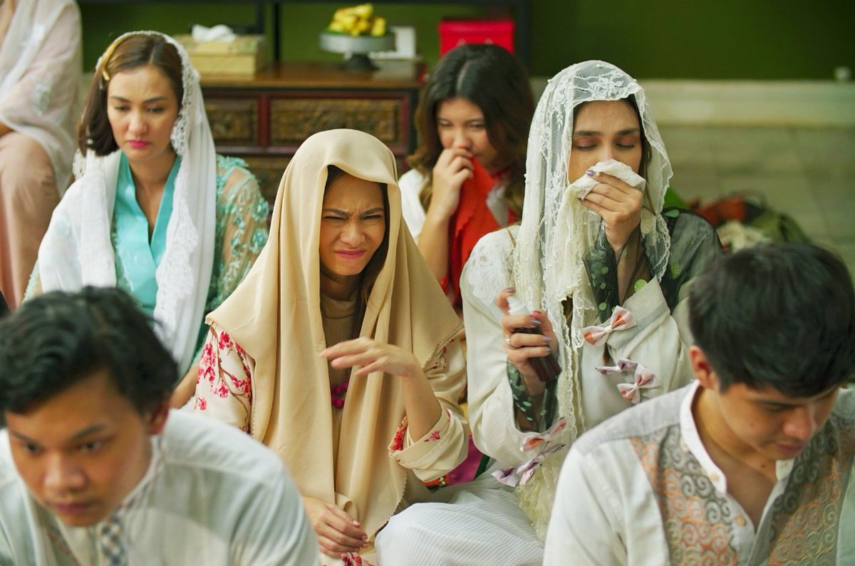 TarizSolis's tweet photo. Puas banget nonton 'Suka Duka Berduka'. Salah satu series paling asyik yg pernah kutonton. Puaaasss!!!

Nyeritain acara tahlilan yg menguak kebobrokan satu keluarga gara-gara saling berebut warisan, series ini terasa makin kocak, heboh &amp; mengharukan seiring bertambahnya episode. https://t.co/Q4nyACRmyQ