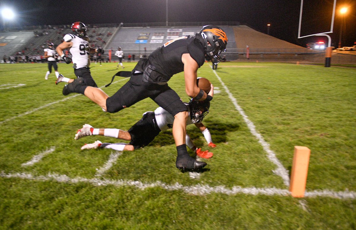 DPPhotoTeam's tweet image. Apple Valleys Dustin Reynolds scores to pull the Sun Devils within 3 of Murrieta on Friday night (James Quigg for the Daily Press) @DPPhotoTeam  @hadlertodd @DP_JoseQ