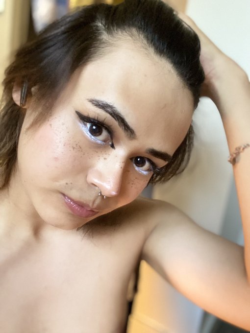 Tried doing doe eyes, how did I do? 🥺 https://t.co/4STpTZ5FFS