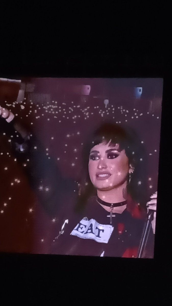 Shayy_Rodrigues's tweet photo. A Shayeni de 10 anos hoje realizou o sonho dela. Cara sem condições o tanto que esse show foi incrível e quanto a #DemiLovato é a coisa mais linda e fofa do mundo! I Love You Baby! @ddlovato Obrigada por existir! #HolyFvckTour https://t.co/ICRHynTQgD