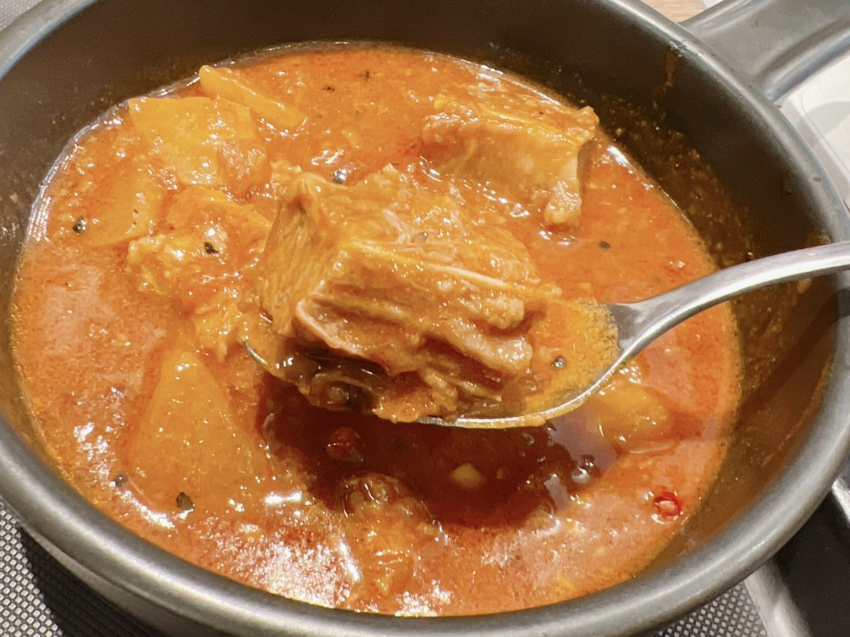 kazucurry28's tweet photo. からの〜、マイカリー食堂さん
ビーフビンダルーカレー
トロける牛バラ肉がゴロゴロ入って、酸味・旨味・スパイス感あって😋 https://t.co/Hu6h9I7Z44