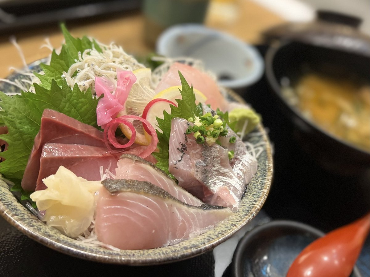 Chippippippippi's tweet photo. 試合前に海鮮丼🐟
#fontale https://t.co/Gif47fKs1T