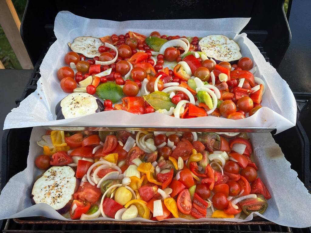 TrueSaffron's tweet photo. When overwhelmed, make tomato sauce! https://t.co/ERsoup0L3v https://t.co/BHw7FuQVrU