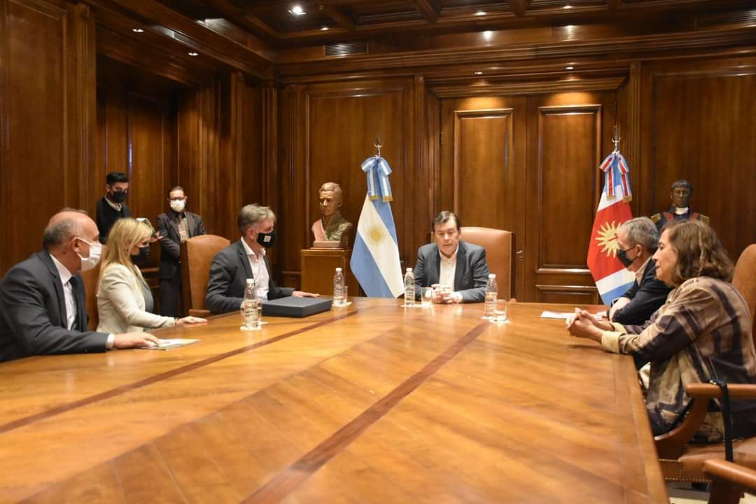 WebTribuno's tweet photo. 🙌@GZamoraSDE mantuvo diferentes reuniones durante la jornada, en primer lugar con la Junta Ejecutiva del #CFNA, participó del inicio de la #Diplomatura en #MedicinaGeneral y Salud #ComunitariaRural y por último se reunió con la #CruzRoja 👇
https://t.co/cOHRkgQYPs https://t.co/NGwxySu2Db