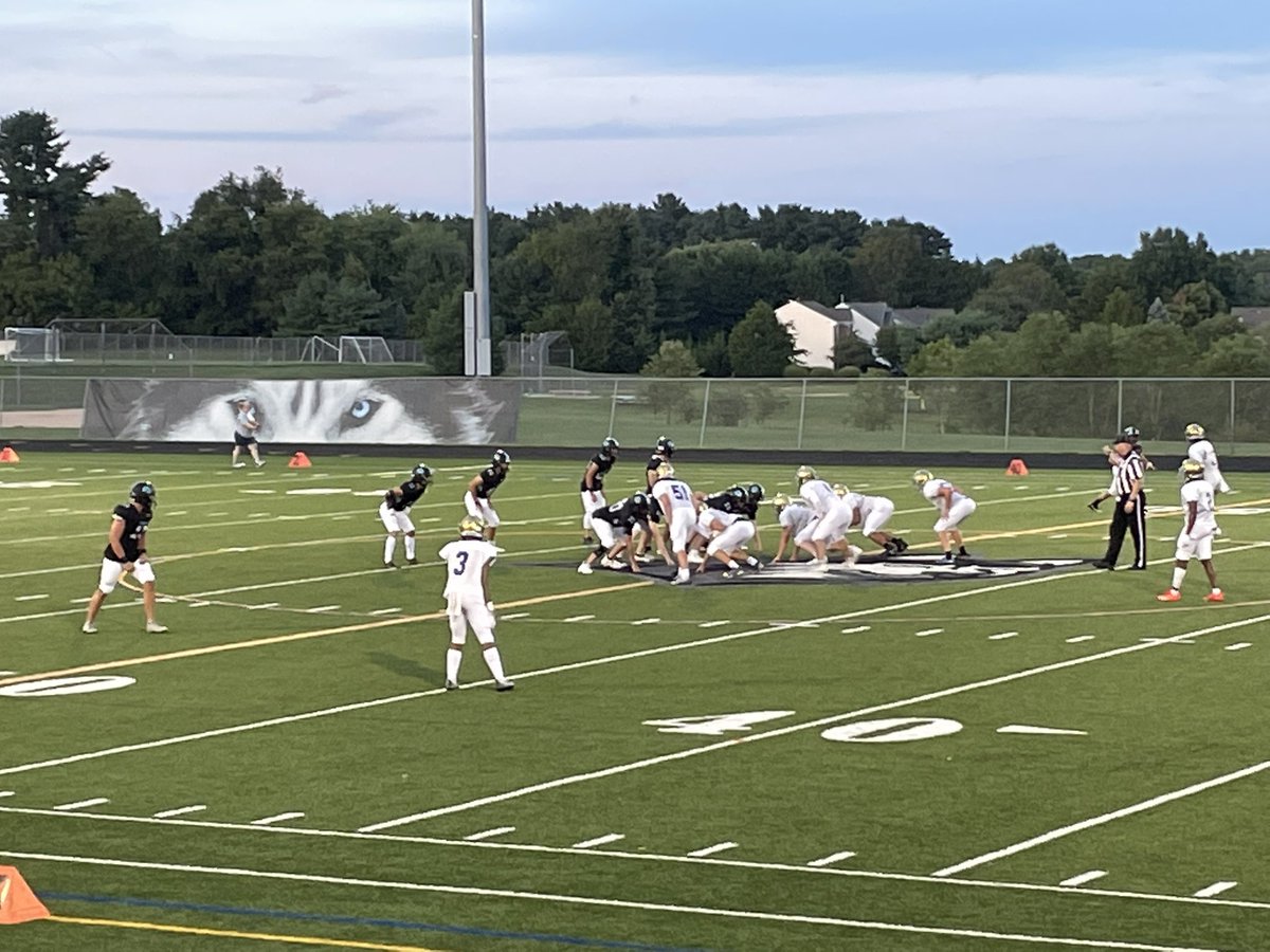 jennlynnglenn1's tweet photo. Friday night lights! Let’s go Bulldogs! #MyHeartIsOnThatField #3isMine https://t.co/HeKjg3g8Eq