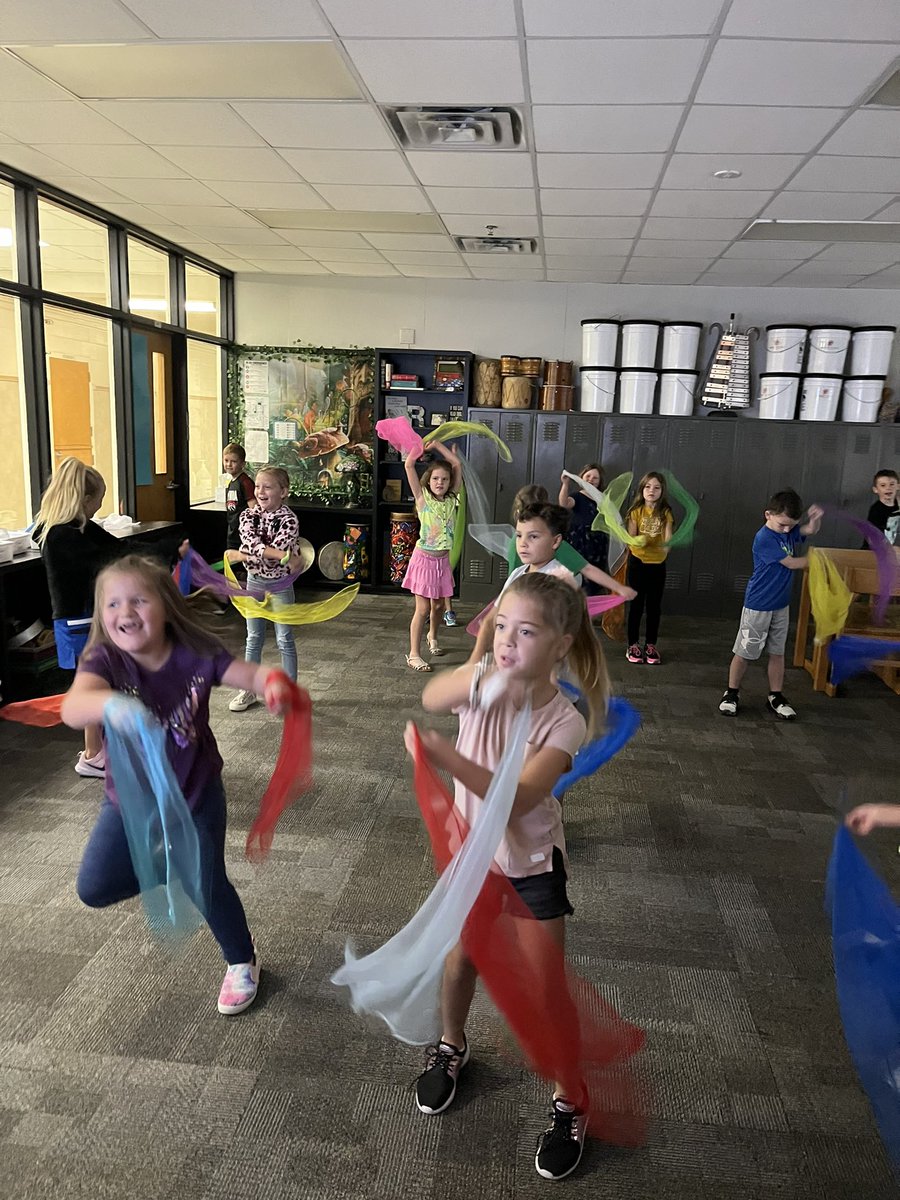 RedmonRoos's tweet photo. So much fun in fine arts this week! Lines, color, pattern art work and movement and music with scarves. #whywisd #crockettroos https://t.co/6LJ4rTll9P