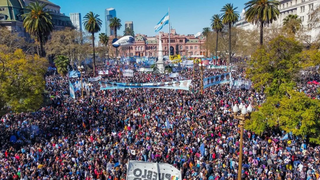 ErnestoJMigone's tweet photo. Cientos de miles nos movilizamos hoy en repudio al intento de asesinato de Cristina Fernández de Kirchner, contra las maniobras destituyentes y en defensa de las libertades democráticas. https://t.co/TwFmxrWMIf