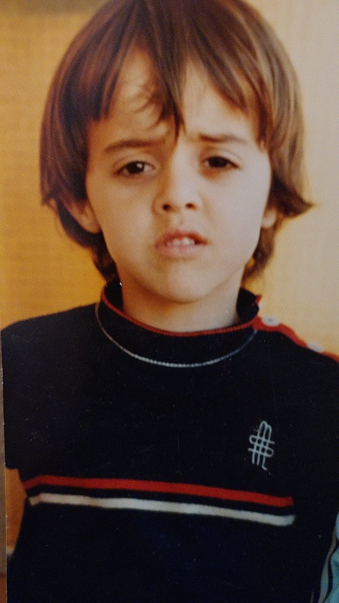 Este chavalote que se ve aquí ha cumplido 47 años el viernes. Mira que está joven el tío ehhh. No pasan los años por el. Lo llaman en el barrio Juanito Melena el terror de las nenas 😉😉