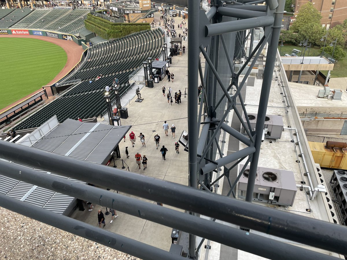 ErickMelton's tweet photo. This is what level 100 looks like. Where all those snooty, “I can walk around the entire stadium and you 500 level dorks CAN’T” fans sit. Except for that guy in Dodger blue. He’s cool. https://t.co/InJaINMhvf