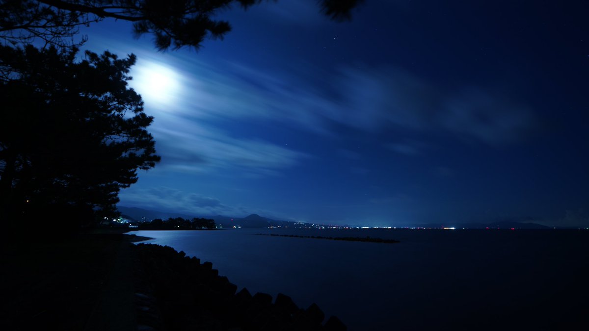 SLEEPENTONLINE's tweet photo. 🌕雲に隠れる月夜をパシャリ📸✨　
暑い日が続きますが、体調を崩されませんようご自愛ください😌
みなさまにいい睡眠を💤🛌
#月夜
#写真撮ってる人と繋がりたい
#写真好きな人と繫がりたい
#睡眠サポート
#睡眠の質
#CPAP https://t.co/GCFus2dwzN