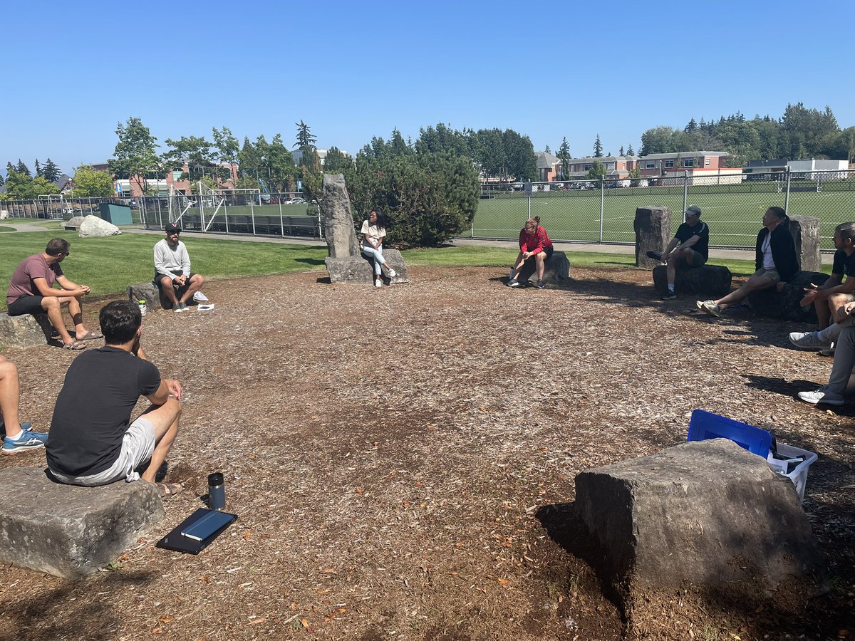 LPHolland's tweet photo. Great discussions with our Senior School faculty yesterday - all while enjoying our stunning campus! #sridge #SEL #Advisory https://t.co/6RMDjjEVm9