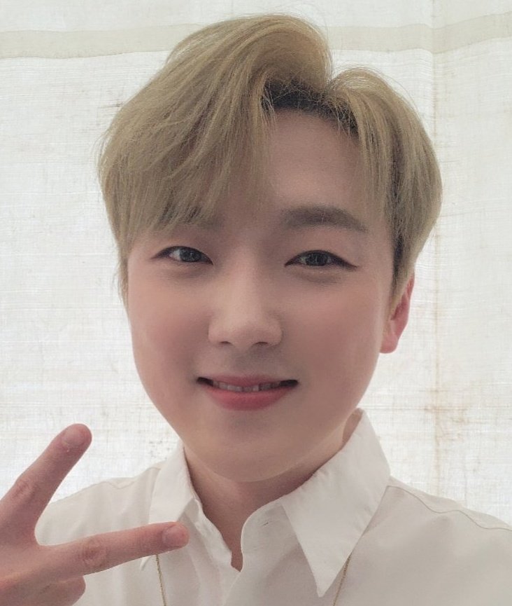 juice_0314's tweet photo. 필승포즈 때 보이는 입동굴 예뻐서 🍋버전 https://t.co/yn3VEuSv7f