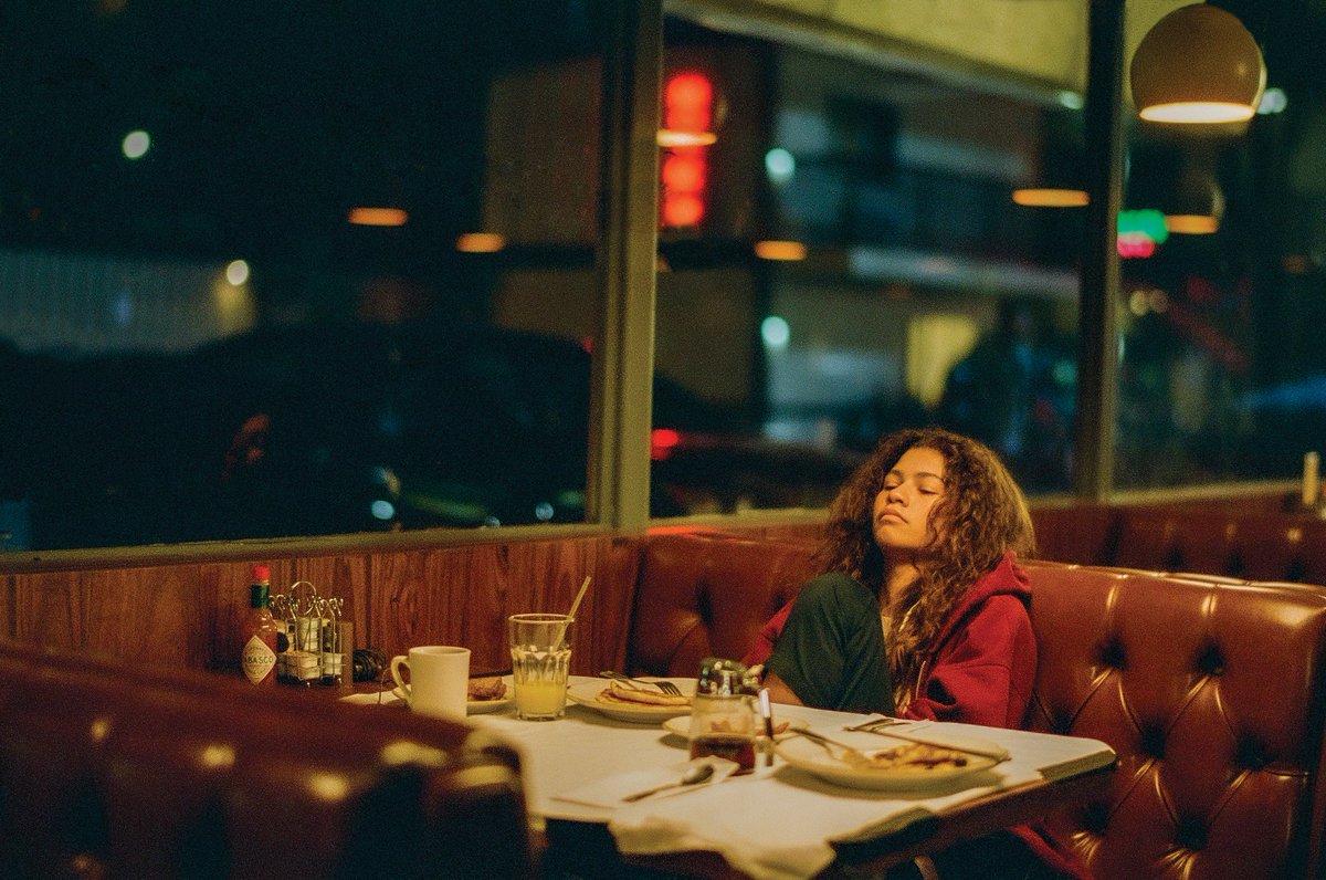 AmericanCine's tweet photo. For the diner scene we were choosing the focal length of our lenses to tap into the scene’s level of intimacy, by starting on a wide lens closer to the actors and then slowly switching to tighter lenses from more of a distance, and the other way around.-- Marcell Rev on Euphoria https://t.co/i1fvoPl05Y