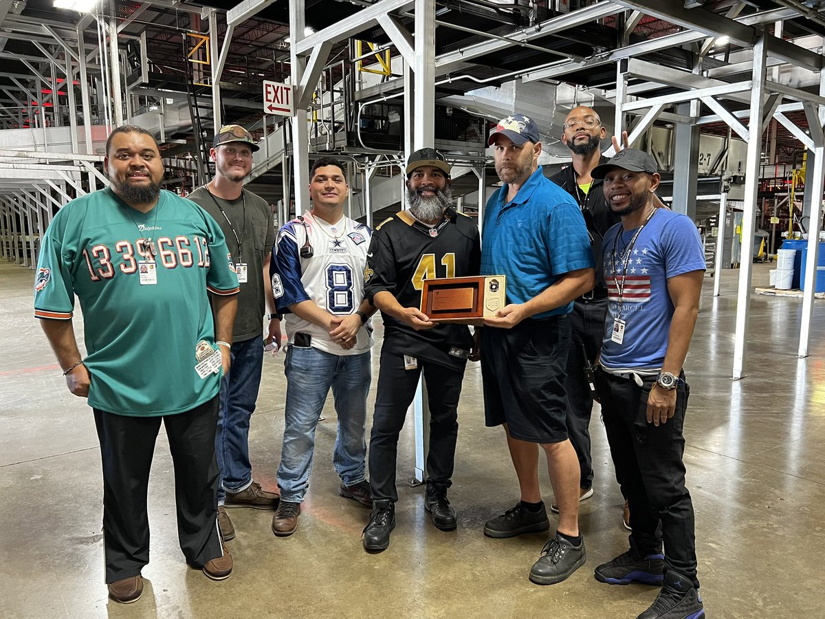 Indyday_lions's tweet photo. @Indyday_lions wants to congratulate a special @UPSers Justin Schweitzer for 20 years for service! @UPS is so honored to have such an amazing, hard worker! We Appreciate everything you have done for the company! To many more years! @bigtymer504 @Maritz_91 #thankAUPSer https://t.co/YuC7v5LCOU