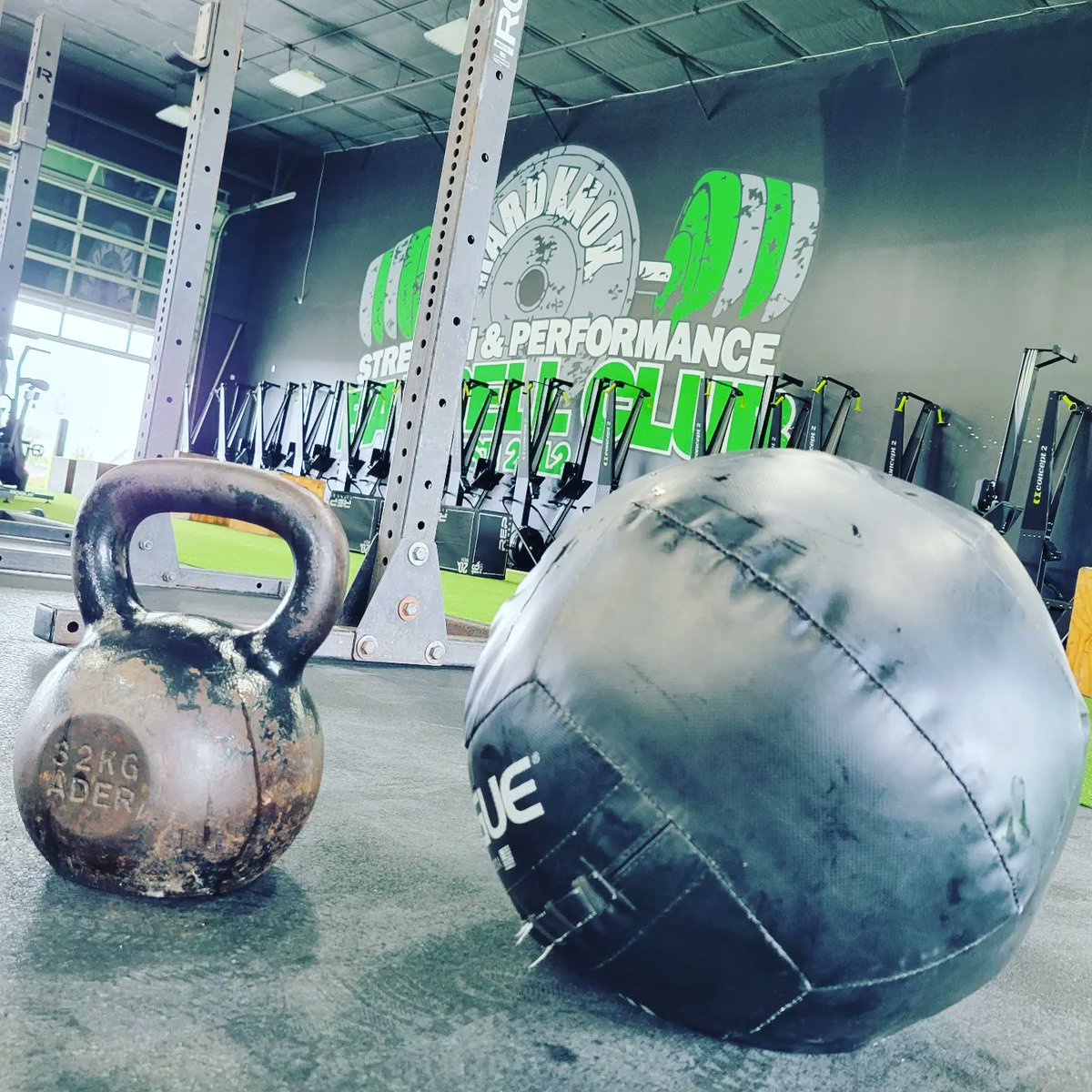 ErnieRuns's tweet photo. Lethal combo!😰
And my work here (this #week) is done.👊
@Hardknox2012
#strictpress #running #wallballshots #kettlebellswings #crosstraining #HardknoxStrong #TeamULTRA #LiveULTRA #doitforthecheers #JoyWins #ProAtEnjoyment #Fridaylujah #FridayVibes #FridayMotivation https://t.co/0QcSv7wfaW