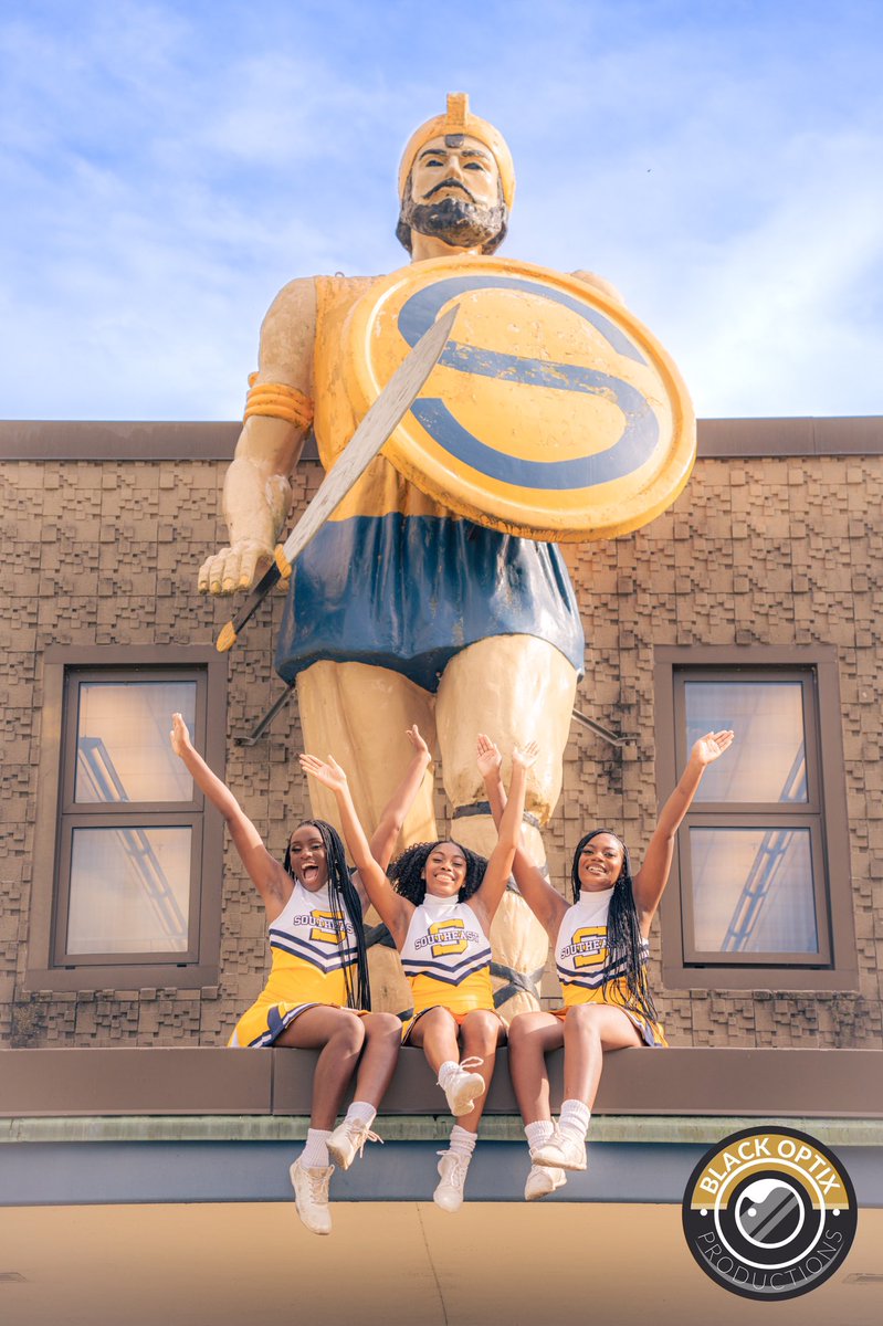 Morris_Asia86's tweet photo. Eastside Pride from our Seniors💙💛 https://t.co/L32pw1YdOr