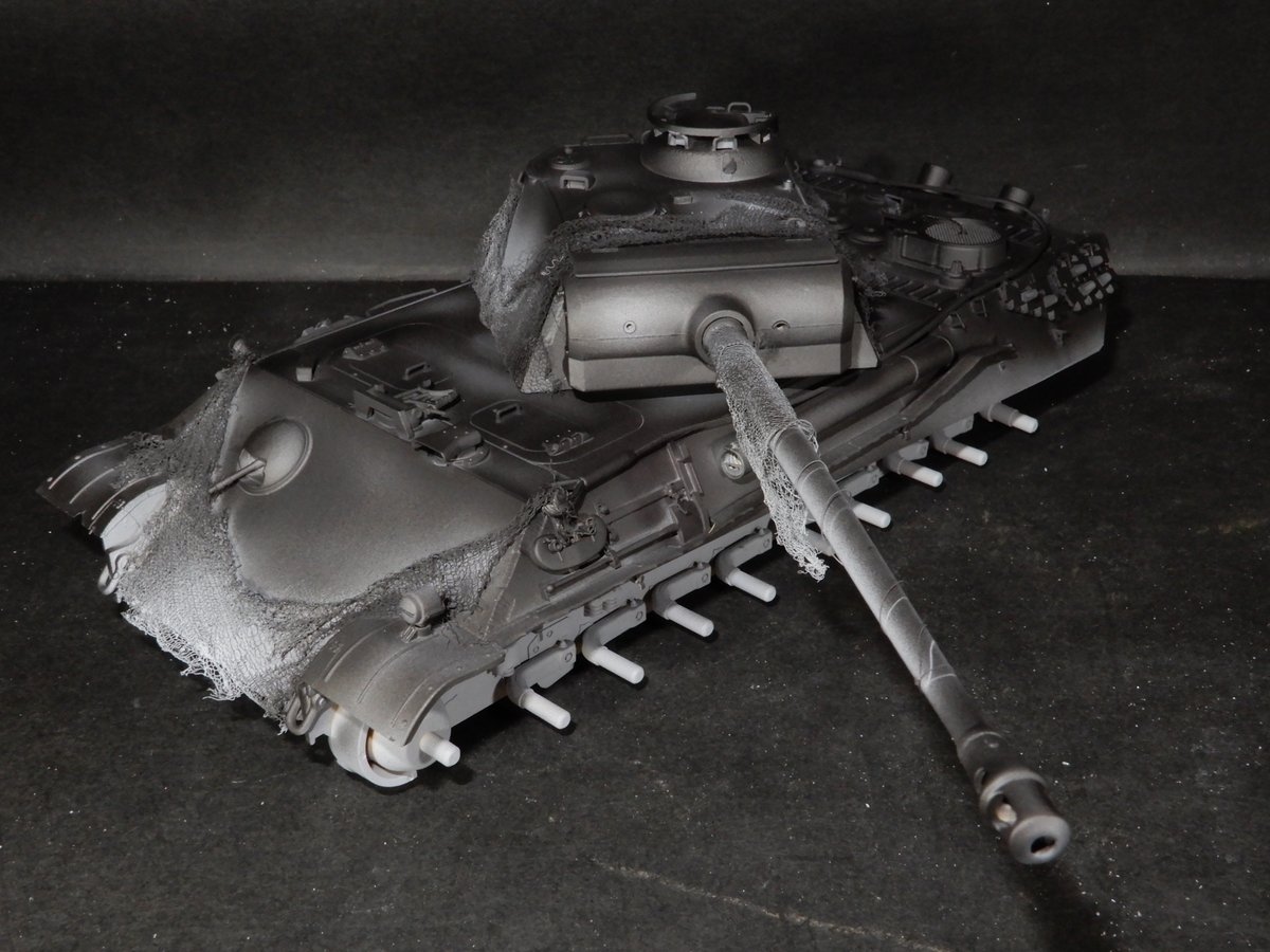 Yoshi84525254's tweet image. 【PantherG 進捗8】

天気悪いけど基本色を塗装しました（塗料は全てタミヤ）
下地色=LP54
基本色１層目＝TS3（カラースプレー）
　　　２層目＝LP30+LP55＋LP4

ちょっと白過ぎたかなぁ🤔💦
#タミヤ　＃パンター　#PantherG #戦車模型