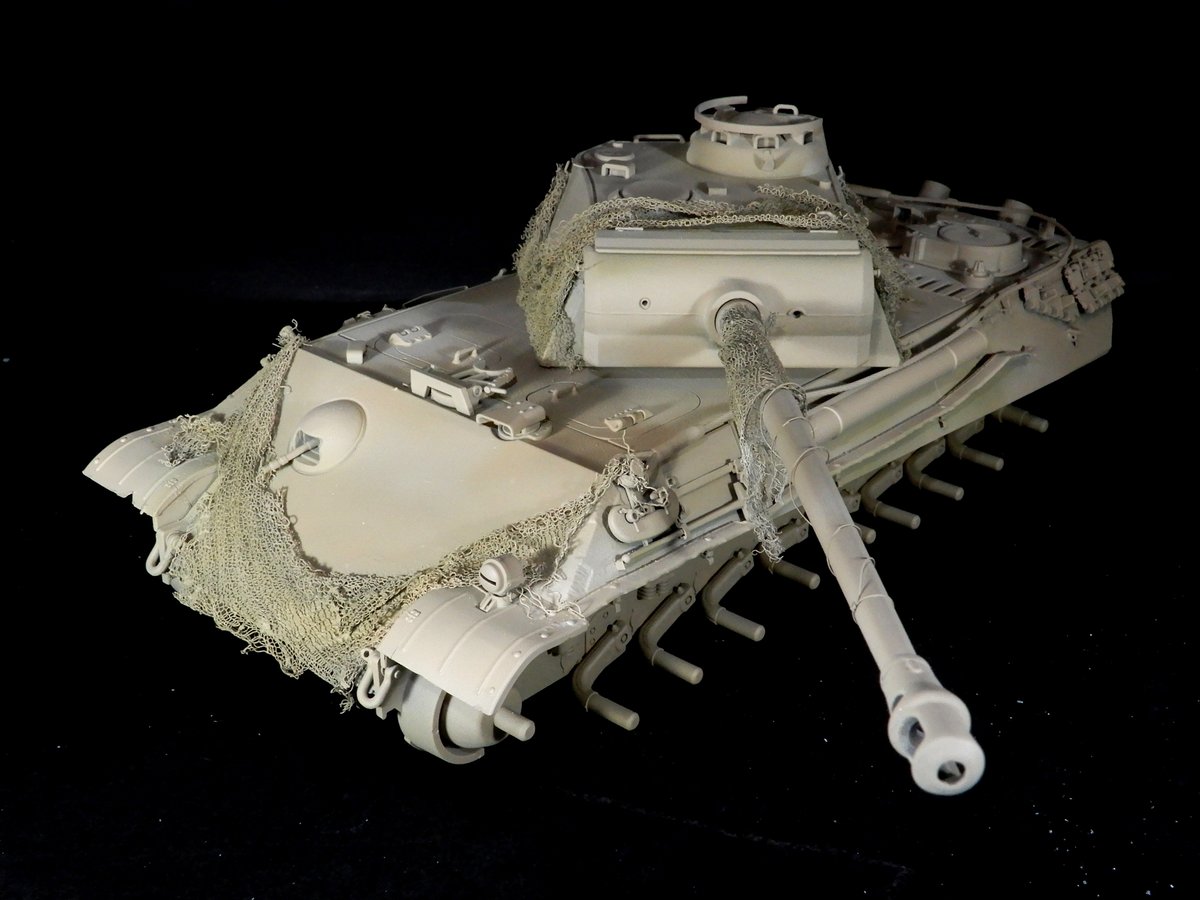 Yoshi84525254's tweet image. 【PantherG 進捗8】

天気悪いけど基本色を塗装しました（塗料は全てタミヤ）
下地色=LP54
基本色１層目＝TS3（カラースプレー）
　　　２層目＝LP30+LP55＋LP4

ちょっと白過ぎたかなぁ🤔💦
#タミヤ　＃パンター　#PantherG #戦車模型