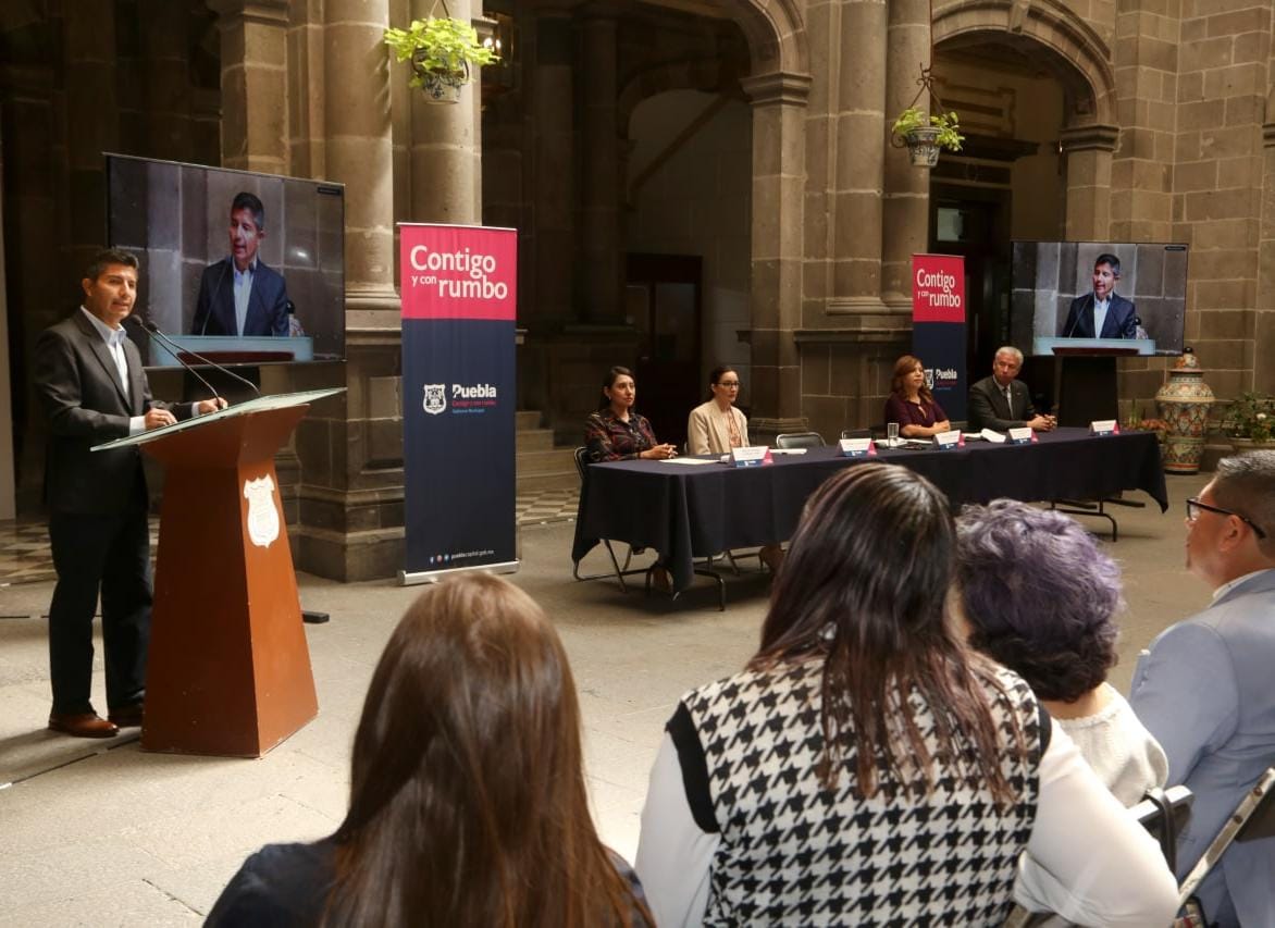 eduardorivera01's tweet photo. Con la instalación del Comité “Puebla, Ciudad del Aprendizaje” como parte de @UNESCOMexico, reafirmamos nuestro compromiso con la educación.

Reconozco el compromiso y esfuerzo de la @RegidoraRocioSa así como de miembros del Comité.
#ContigoYConRumbo https://t.co/TWjA7joEUk