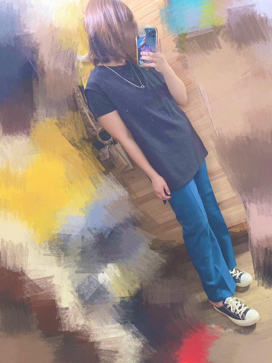 prpr_eyeballs's tweet photo. GUで買ったパンツ着てみたら思いのほか
パツパツだったので腹隠し（2枚目）
やっぱGUサイズ小さない？？

これが着痩せってやつ。
腹筋がんばろっっっ https://t.co/ltnXyULcoI