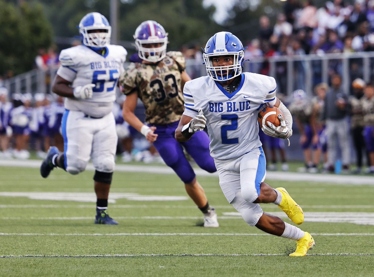 NickGrahamPhoto's tweet photo. Hamilton leads Middletown 7-0 at halftime of their football game at Barnitz Stadium. @journalnews @HHSBigBlueAD @MiddieAthletics https://t.co/ptKfHSrmAL