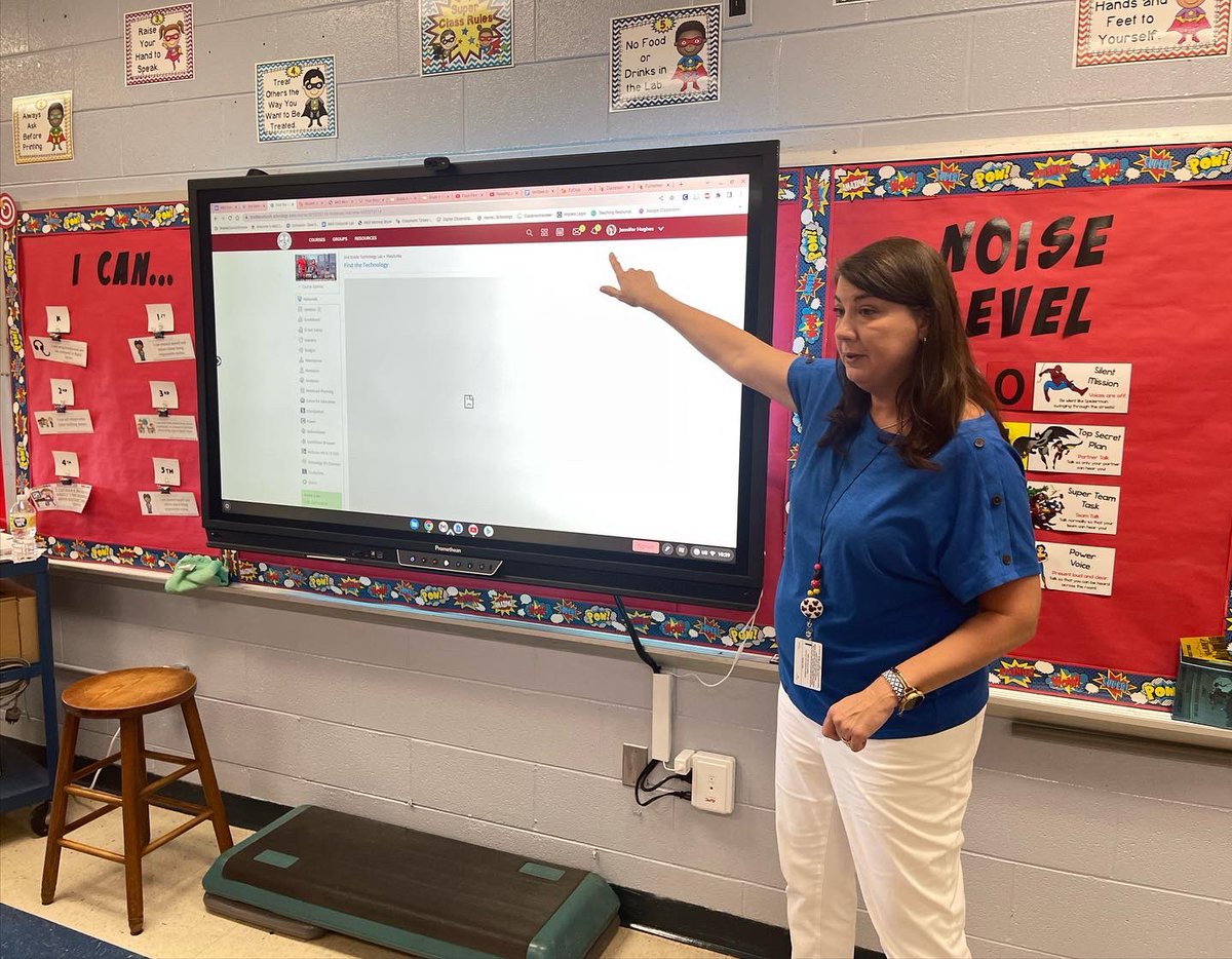 MichiganAvenueE's tweet photo. Mrs. Hughes is teaching Mrs. Brantley’s second Grade students how to access a technology game through Schoology.
#masrocks https://t.co/uyxAHyjvid