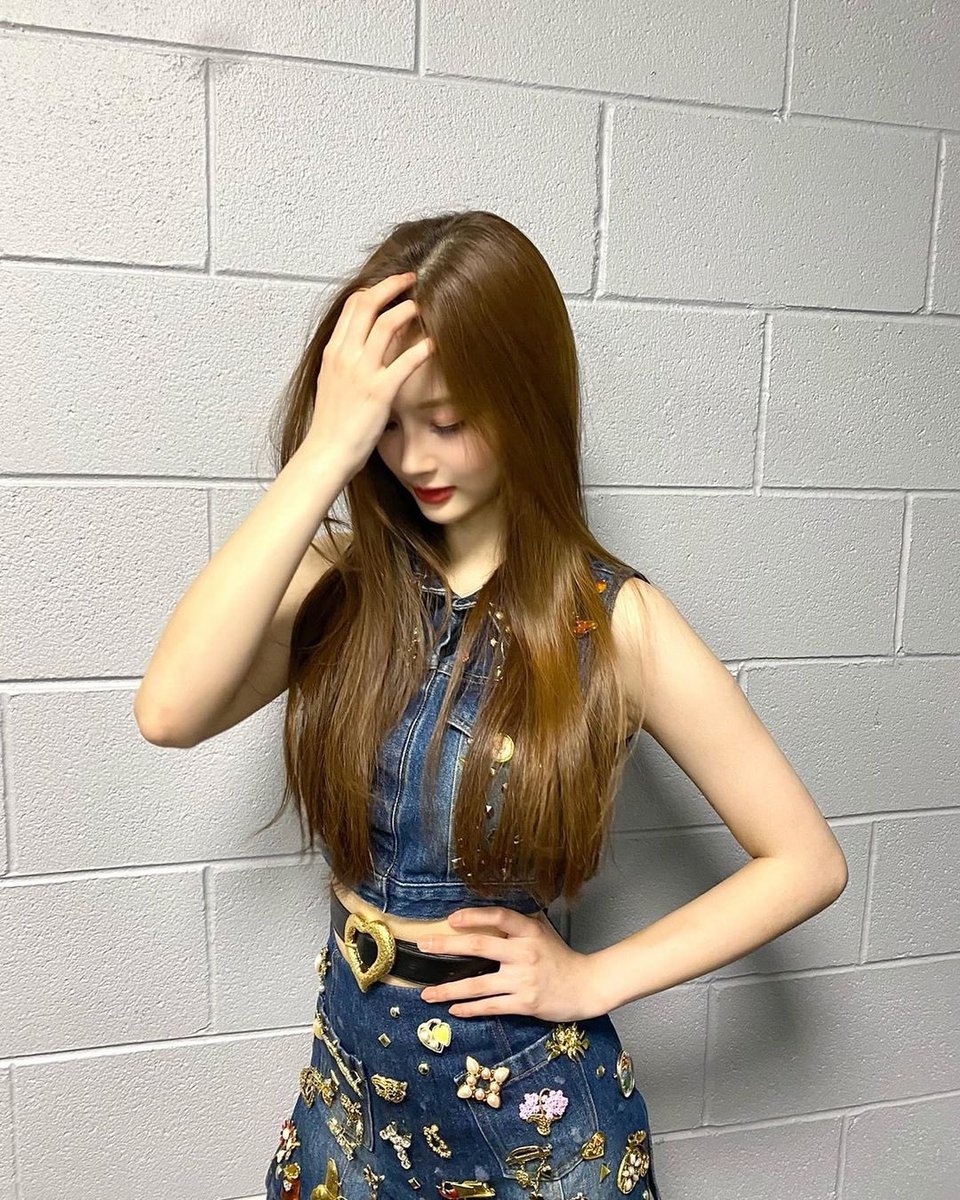 daymixx_'s tweet photo. Es viernes por lo que hoy no se duerme porque #BoomshakalakaOutNow y voy a bailarla toda la noche, #EmiliaPreDebut se viene con todo so let's #EmiBoomStream
⟡ ·– 𝙳𝙰𝚈𝙼𝙸𝚇𝚇 '𝚂 王女 #𝔸𝖱𝖨 ʾ 🩰 ˖ https://t.co/XJHMuikzK8