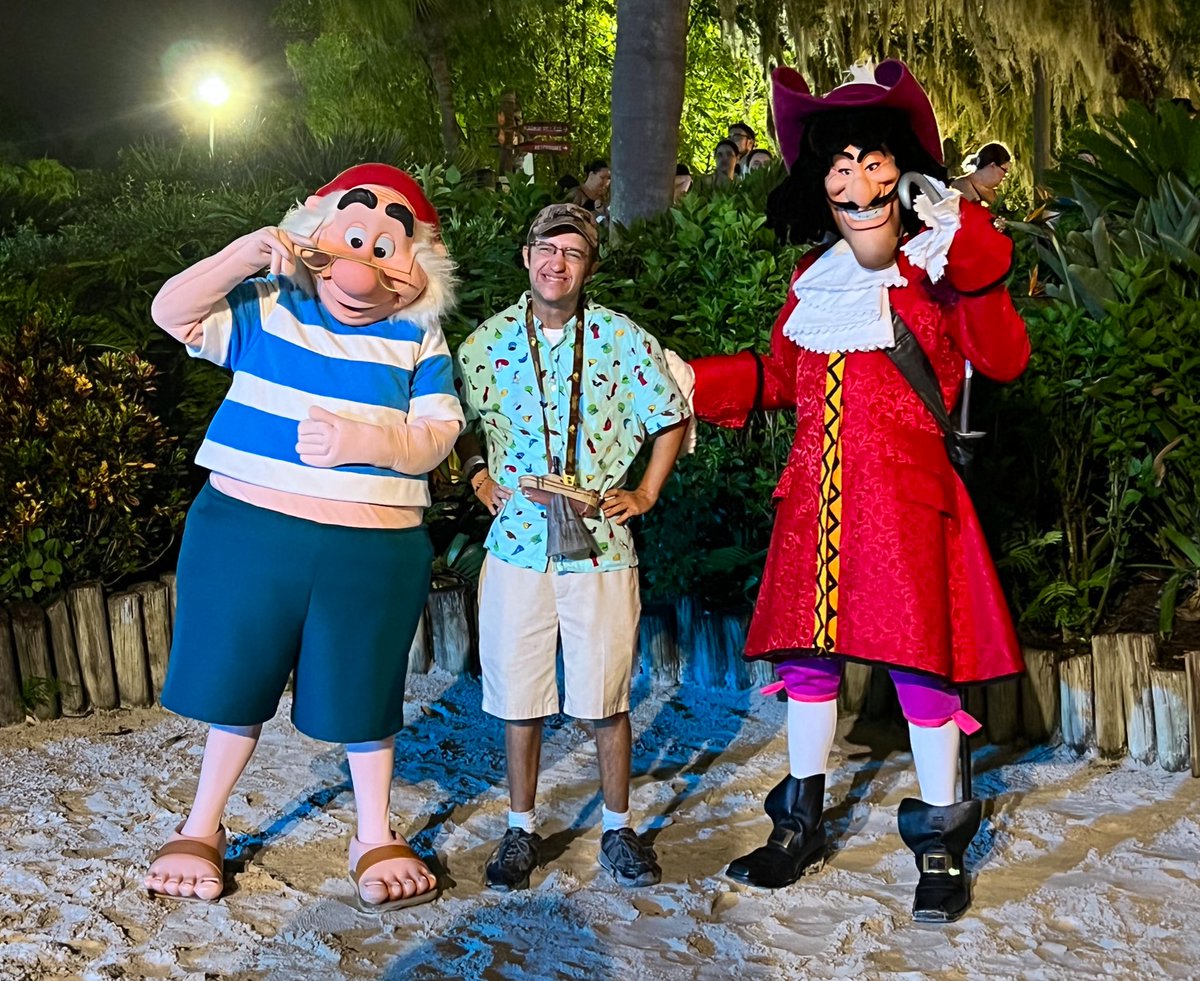 DisneyDude_71's tweet photo. Captain Hook and Mr. Smee at the Cast Splash! #castsplash #WaltDisneyWorld https://t.co/i6YYr1GCbw