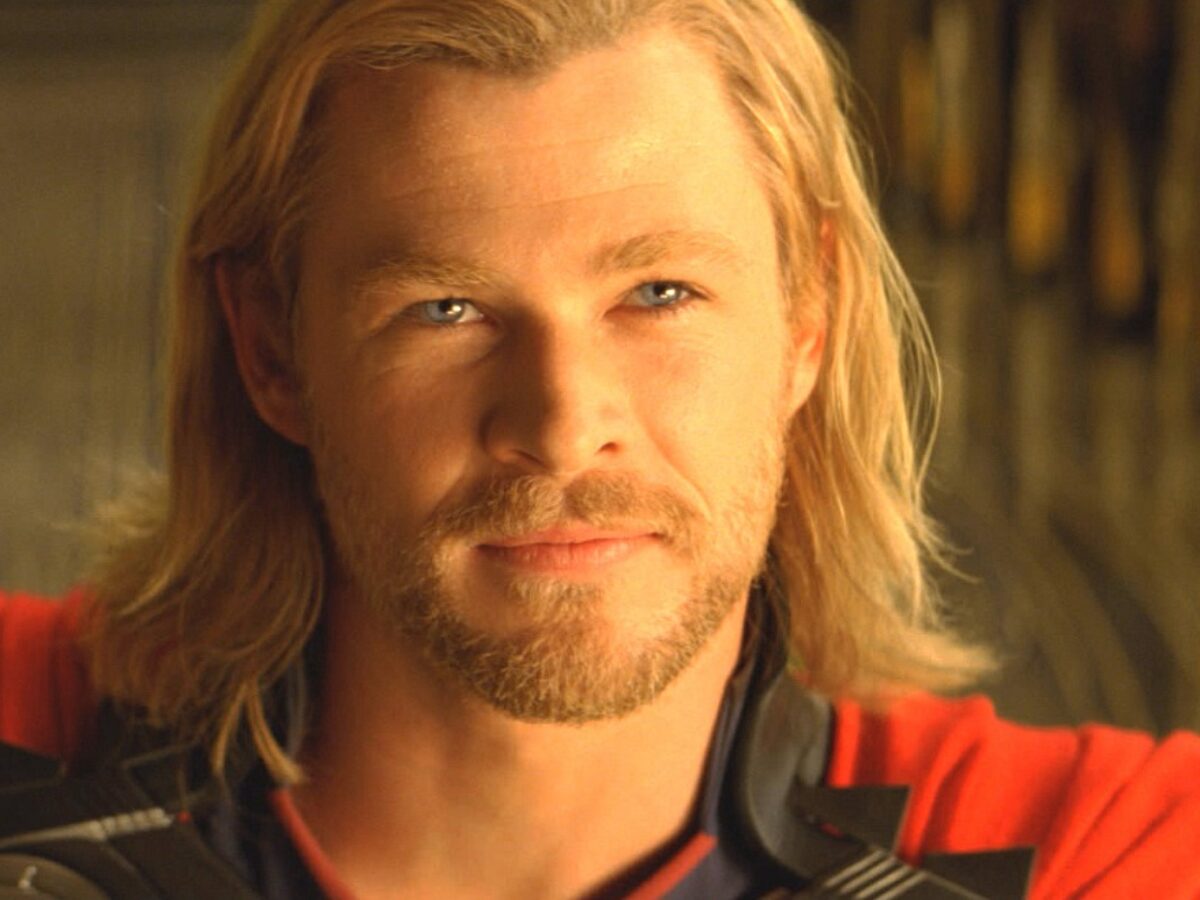 MC_Gingerbread's tweet photo. People are clowning on She Hulk twerking with Meg the stallion, but everyone is cool with the first Thor movie and his stupid ass dyed eyebrows?! Get the fuck outta here #mcu #SheHulk #Thor https://t.co/T2uFynuLUN