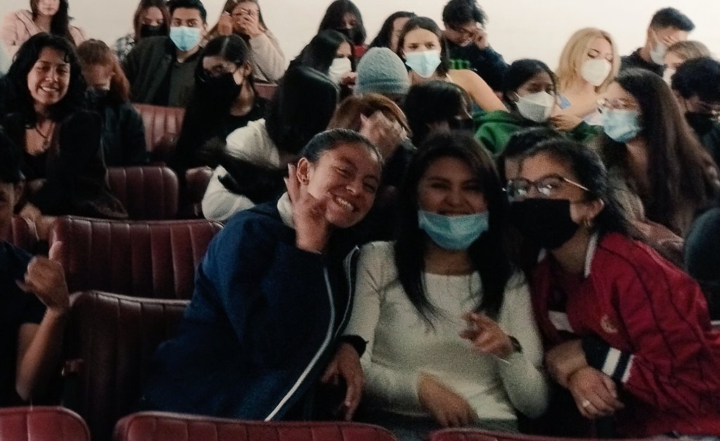 vyepezr's tweet photo. Con casa llena terminamos las tercera semana en la #FCLL de la @PUCE_Ecuador. Tenemos 72 #novatos en nuestras carreras de #Literatura, #Lingüística, #Comunicación y #Lenguas Aplicadas a los Estudios Globales. 💙 #SoydelaPUCE #DejaTuHuella https://t.co/PhQXUPrpdS