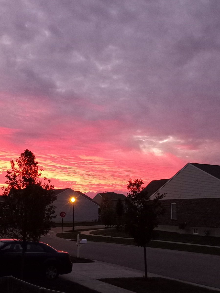 Wdevin_83's tweet photo. @FOX19 @WLWT @Local12 sunset is making the sky look on fire tonight 😍 Maineville, oh https://t.co/6fUgpyKyHQ