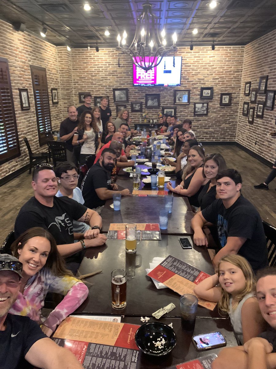 gapen14's tweet photo. UMary Football Parents Friday night dinner@Luckys @UMaryFootball https://t.co/NOtEcXUv2j