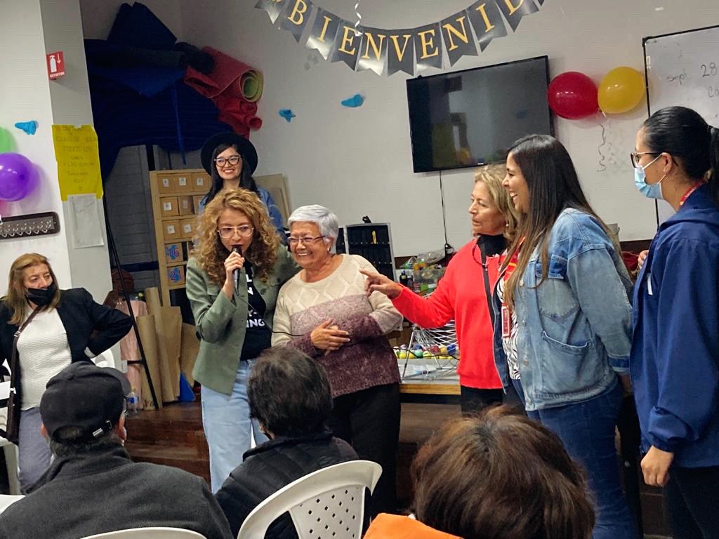 lagoye102's tweet photo. #Hoy Acompañamos la celebración del mes de la persona mayor junto a @teusaquillo13 @integracionbta @SectorSalud @BogotaParticipa
Bailando, jugando bingo y sobre todo agradeciéndoles por tanta sabiduría.
#MesMayor o como ellos dicen el mes de los clásicos. 💚👵🏼👴🏽 https://t.co/edDO0jRr2Z