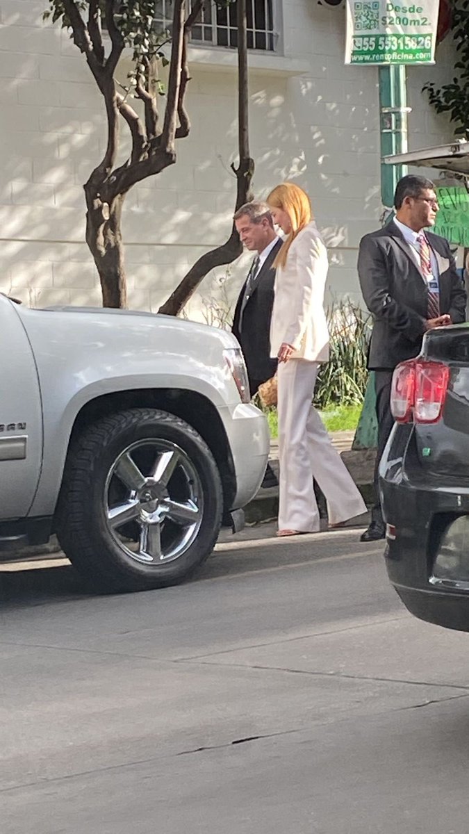 anapau_lpez's tweet photo. Nicole Kidman comprando quesito Oaxaca. Humilde mi chiquita ❤️ https://t.co/MfLFmzuwE6
