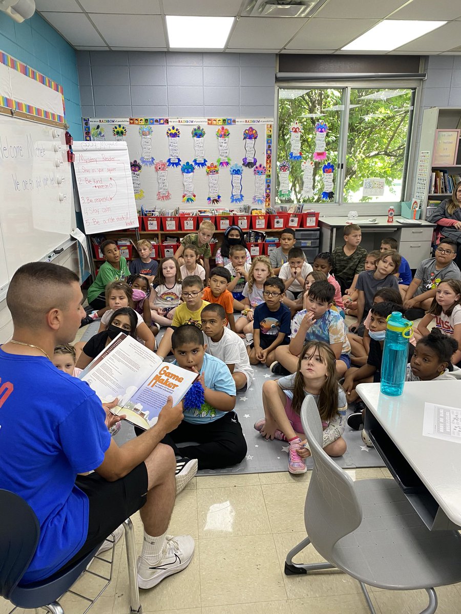 DanaStinnett3's tweet photo. We were honored to have Private Michele Bottalico as our mystery reader this week! We loved learning about what he does as a Marine! https://t.co/Vnkc4hWlBr