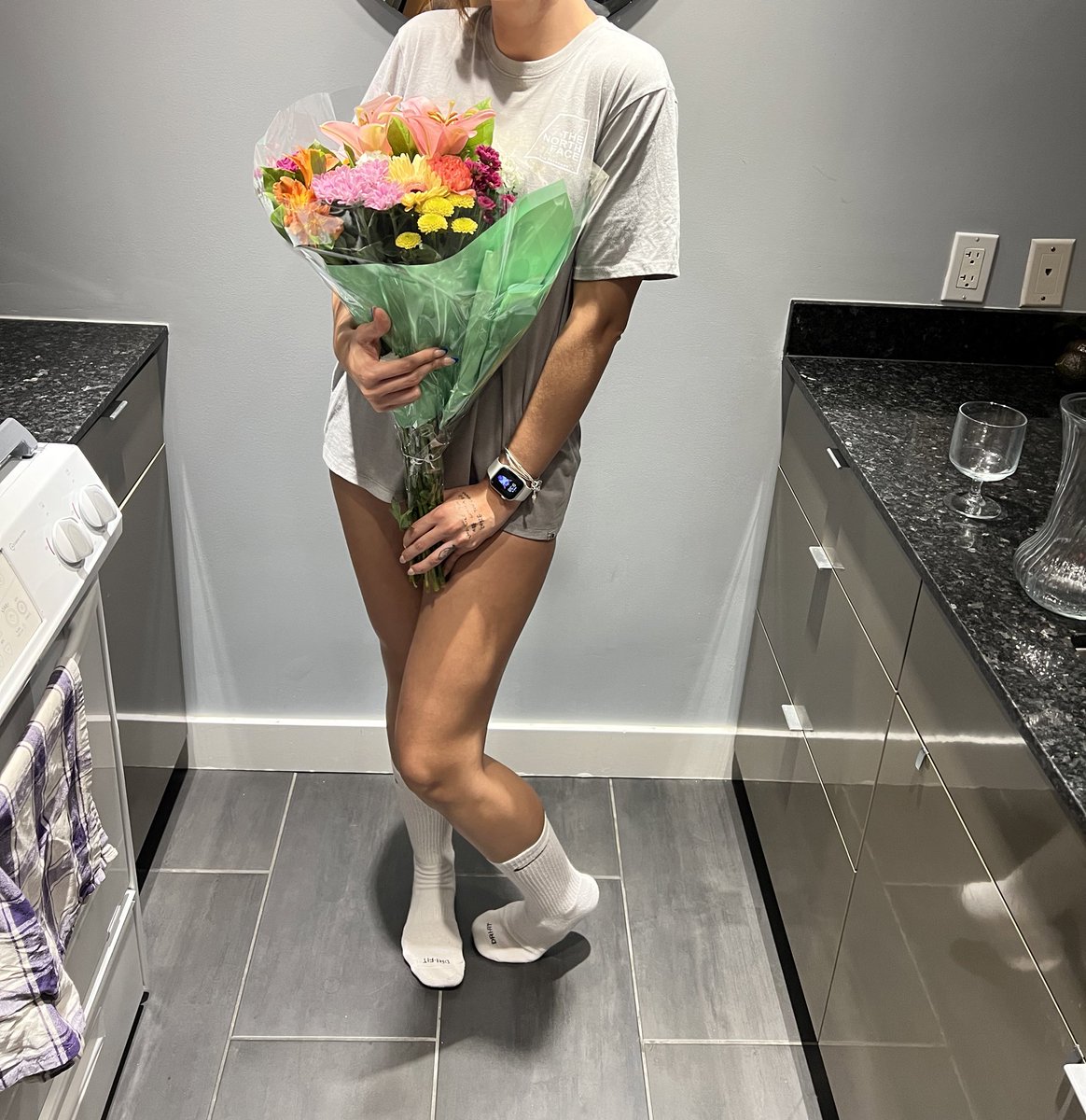 MonseGlez3's tweet photo. Me pone feliz que mi novio me sorprenda con flores sin ser un día especial :’) https://t.co/ReaTE0DjuF