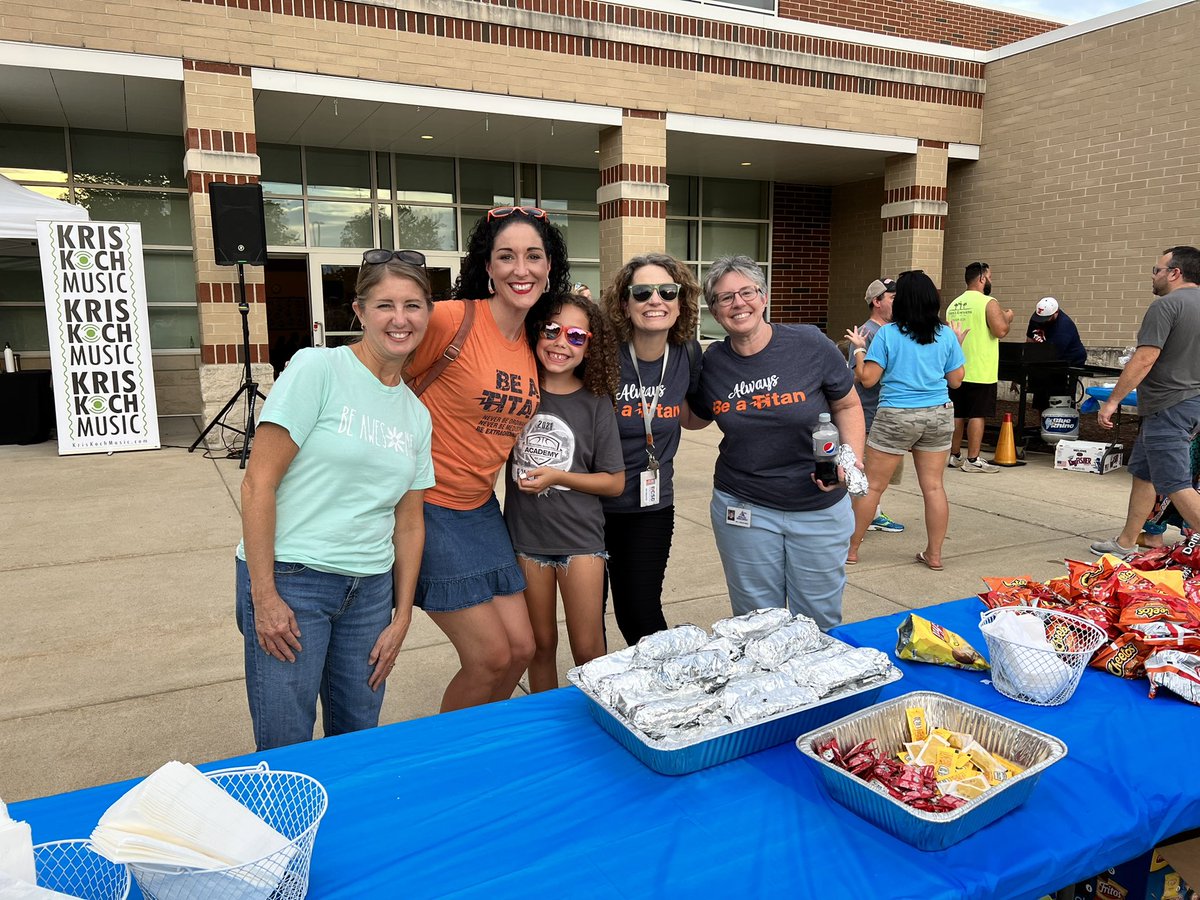 GrindstoneBCSD's tweet photo. What a great night at our annual Hot Diggity Dog family night!! There were hot dogs a plenty, smiles and laughter!! Thank you Grindstone PTA!! #AlwaysBeBest #BeATitan https://t.co/4MUiHTkAOC