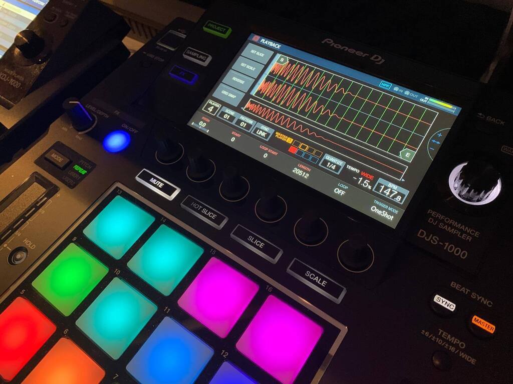 djschoolhouten's tweet photo. Vandaag zaterdag 3 september staan we weer op de jaarlijkse #activiteitenmarkt in #houten van 10 tot 16 uur. Kom je o.a. deze #djs1000 sampler van #pioneerdj uitproberen? #wearenovation #groovebox #ableton #drumkit #hiphop #musicproducer #musicproduction… https://t.co/F58oB1FDYe https://t.co/k5VWeDM2G0