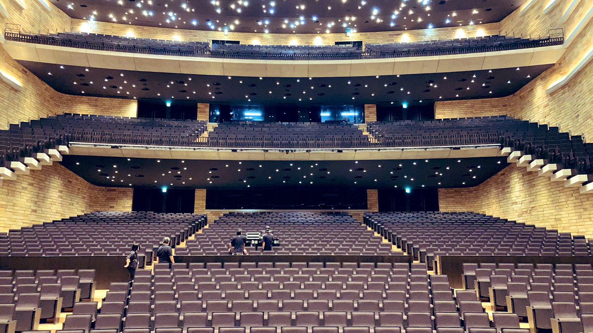 802hikigataribu's tweet photo. #FM802弾き語り部 
本日、初のホール公演！

着々と準備が進んでおります...‼️

#アクリエひめじ 大ホール
照明もとっても綺麗🌟🌟

当日券もありますので🎟
ぜひお越しください！ https://t.co/Z9NaweDyGV