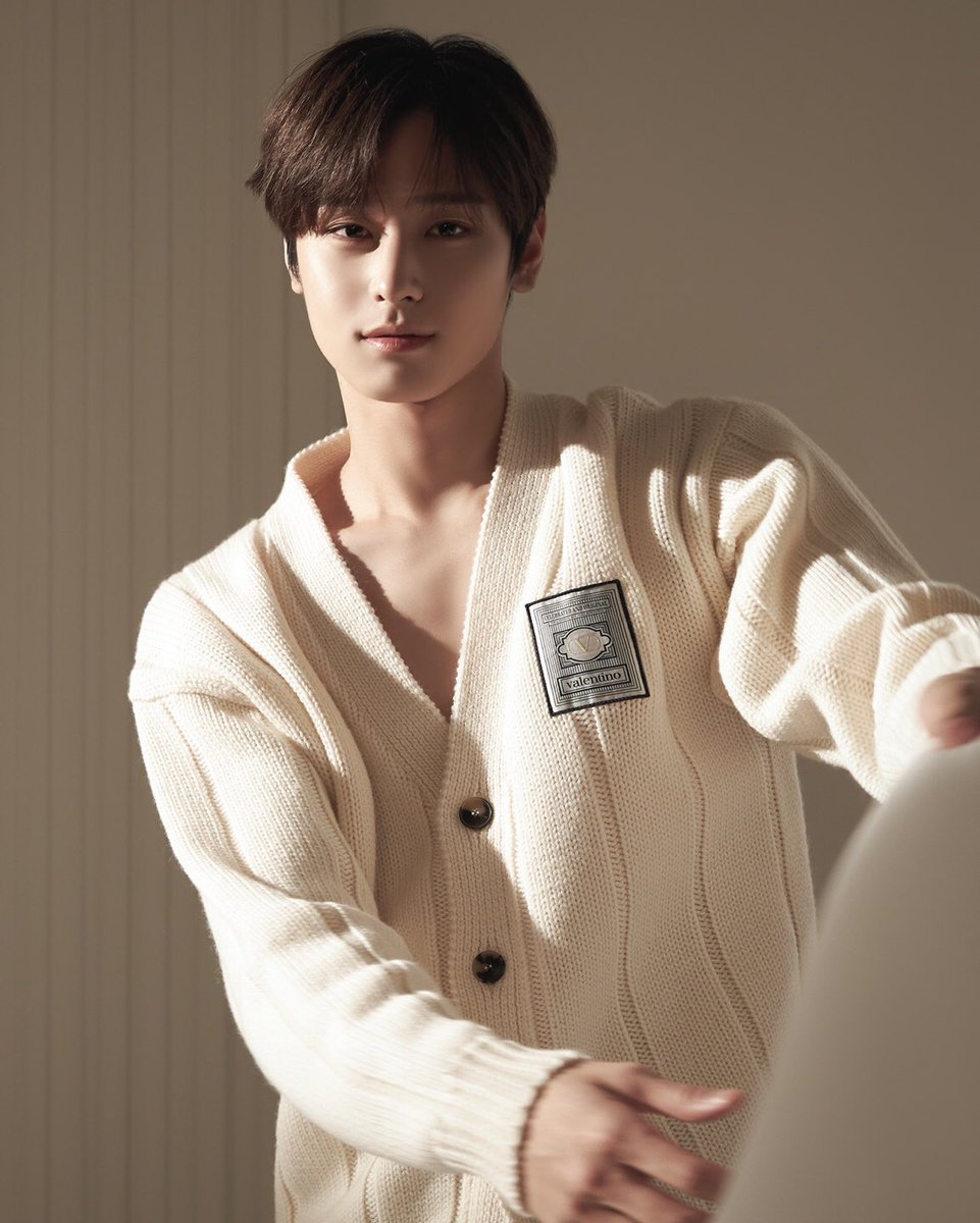 Jiyeohni's tweet photo. That, I want to be that kind of someone to you, Lee Juyeon. Every time I pierce my gaze on you, the more I realised Love indeed looks good on you. And I, delighted to be the one who has been able to awaken the said thing in you. https://t.co/yCny991583