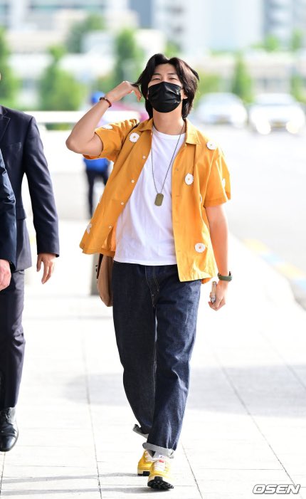 KTH303112's tweet photo. [Kmedia] RM terlihat di Gimpo Airport untuk berangkat menuju Haneda, Tokyo, Jepang.

Rumornya dia akan menjadi juri di acara Hybe howling menurut street, Jepang.

Baru rumor/katanya, tapi gatau juga. Dia berangkat bareng Enhypen kan.

Have a safe flight, Kim Namjoon. Hati hati.💜 https://t.co/5JwqCYkoj2