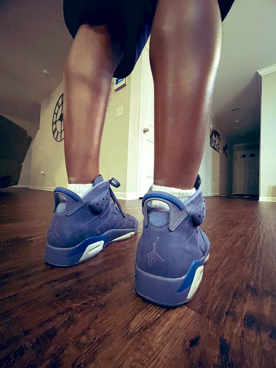 OGBOBEATSTV's tweet image. Forgot to post my on foot for today. I haven’t worn these in a while. Hopefully i hit the Gtown 6s tomorrow 🤞🏾
#Airjordan6 #Diffused #Blue aka #jimmybutler
#SNKRS #kotd #nike