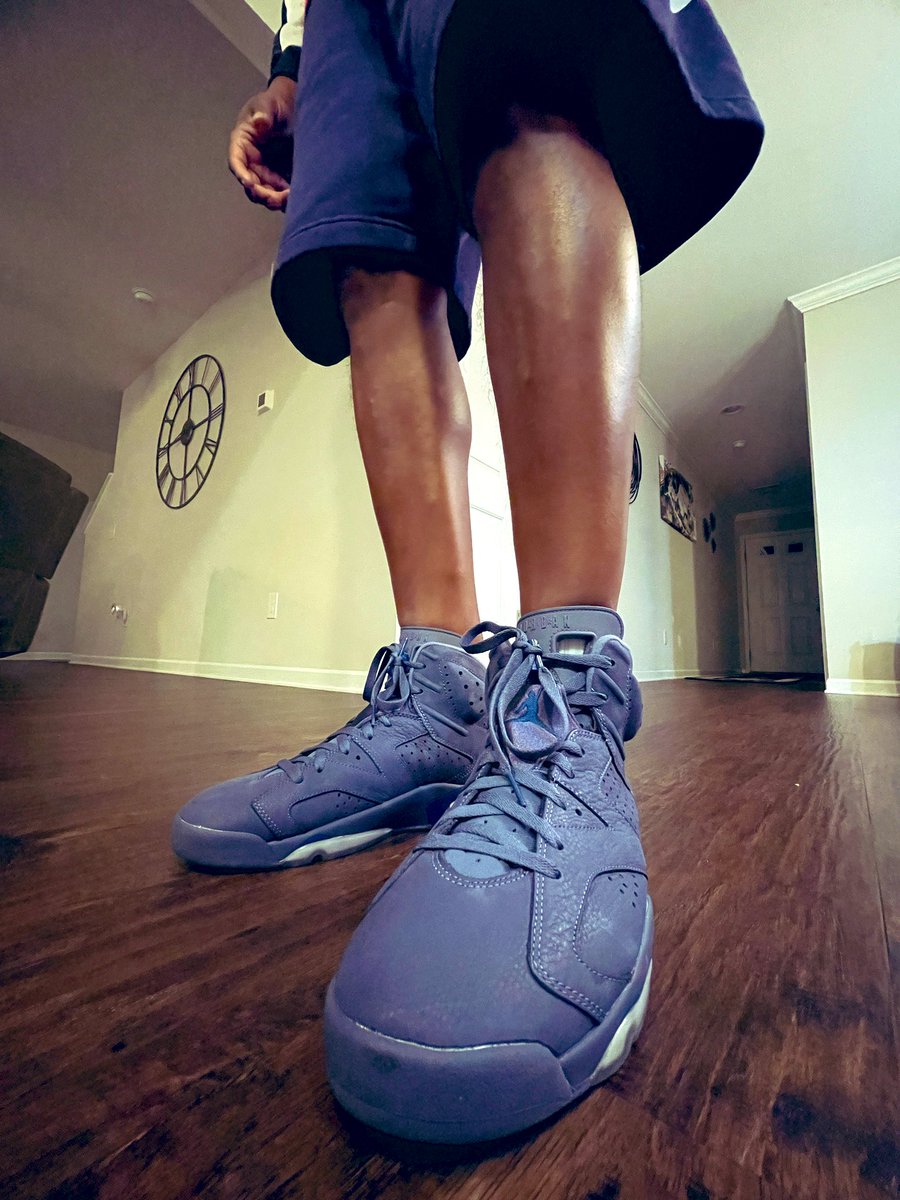 OGBOBEATSTV's tweet image. Forgot to post my on foot for today. I haven’t worn these in a while. Hopefully i hit the Gtown 6s tomorrow 🤞🏾
#Airjordan6 #Diffused #Blue aka #jimmybutler
#SNKRS #kotd #nike