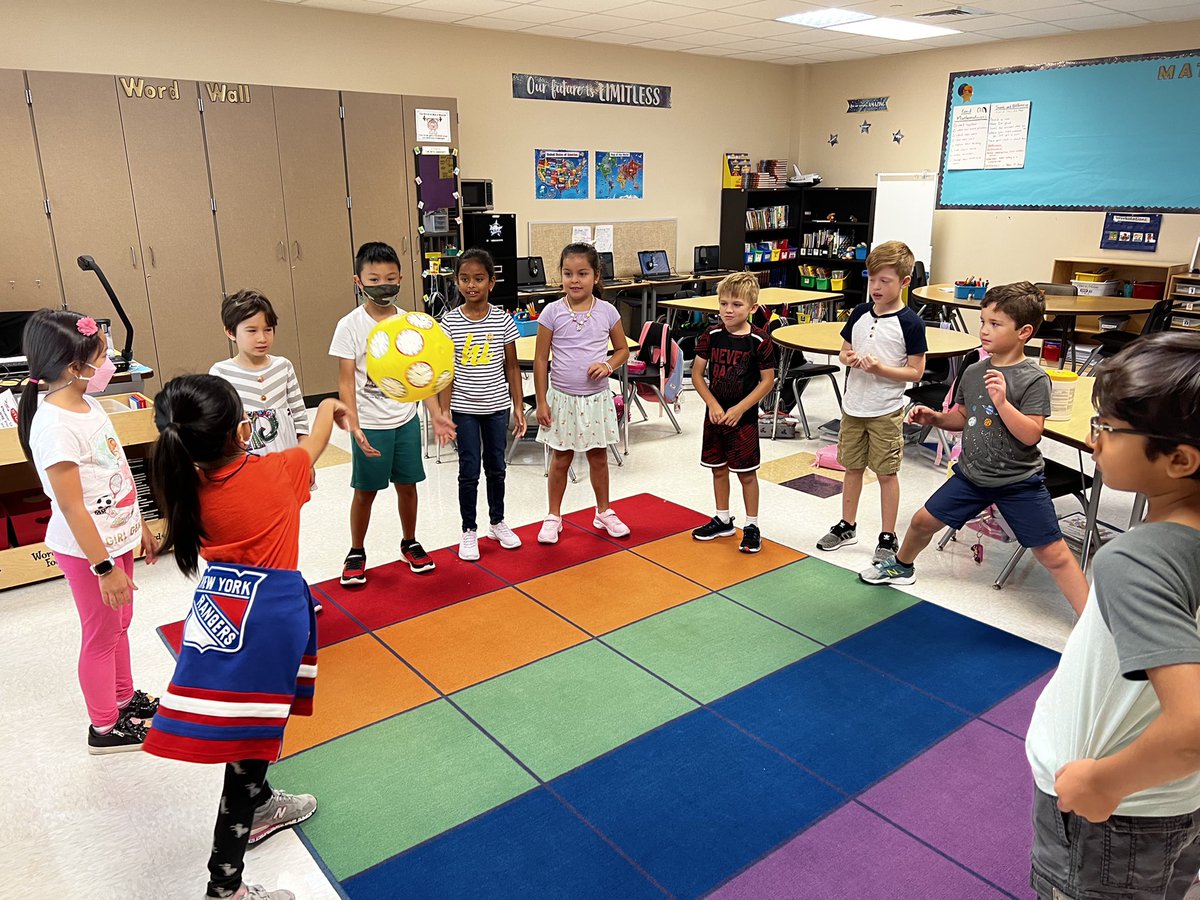 kelleysmith101's tweet photo. Learning time is a ball in https://t.co/WynrMk7z1s’s class @GYE_AlvinISD #BelieveAchieveSucceed https://t.co/VHspq5Qedp